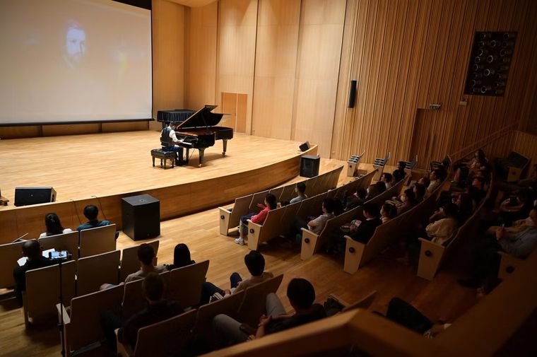 Yusuke Komura on stage