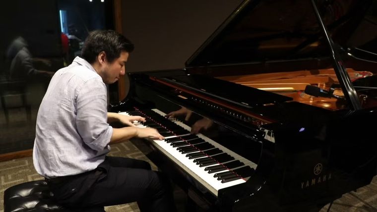 Yusuke Komura at the piano